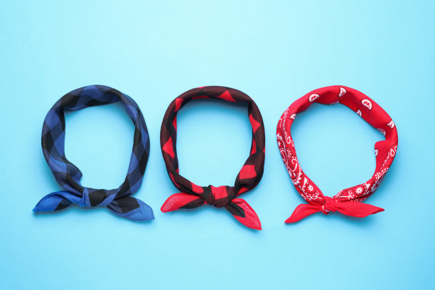 浅蓝色背景，不同图案的大手帕，平放图片下载