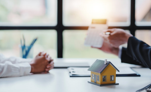 房地产经纪人到场并与客户协商决定是否签订保险合同。房屋交易关于抵押贷款和房屋保险提供图片下载