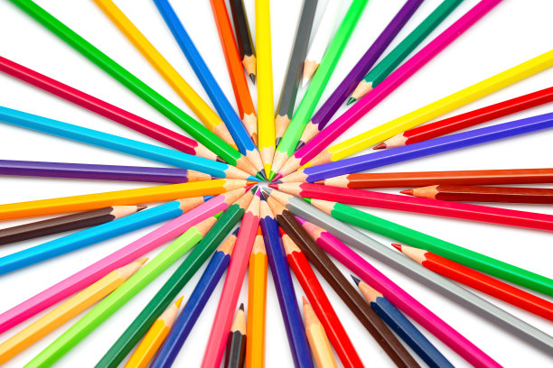 彩色铅笔。一套用于在白色背景上绘画的彩色铅笔。绘画的艺术创造力图片下载