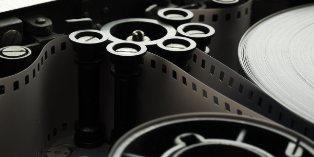 胶片照相机的卡带中的胶片。卡式磁带驱动机构中的负片。电影制作展示商业技术概念图片下载