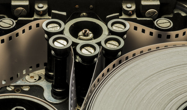 胶片照相机的卡带中的胶片。卡式磁带驱动机构中的负片。电影制作展示商业技术概念图片下载