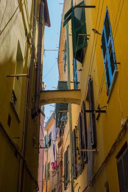 维尔纳扎市狭窄的街道图片下载