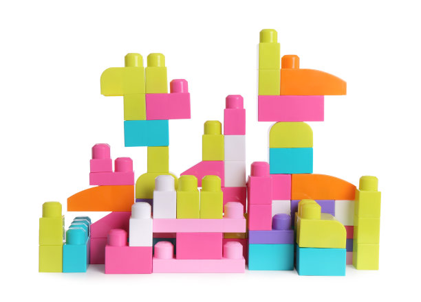 白色背景上明亮的积木做成的玩具城堡图片下载