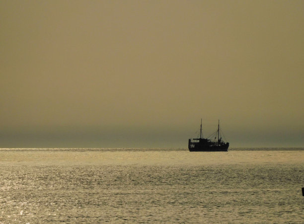 在夕阳下航行的小船图片下载