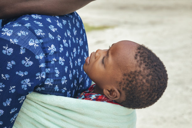 一名非洲妇女抱着她的孩子图片下载