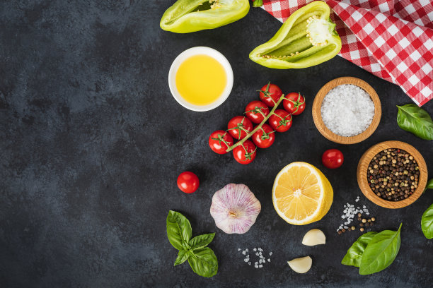 食物背景从蔬菜，香料，香草在黑色的桌子。图片下载