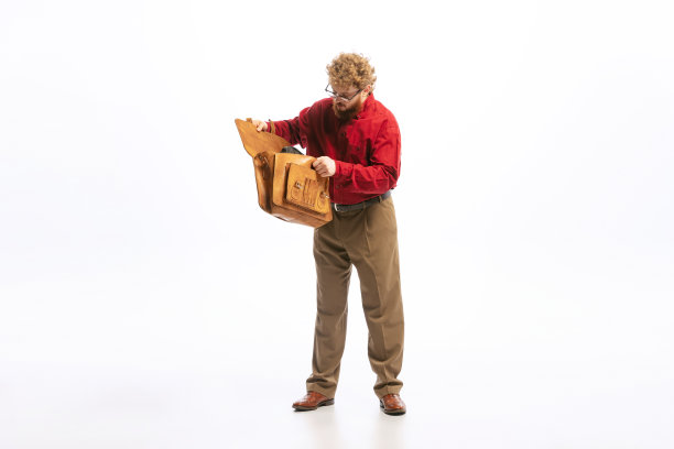 年轻男子的肖像穿着50、60年代时尚风格的服装摆孤立的白色背景。复古的复古风格，广告，情绪和面部表情图片下载