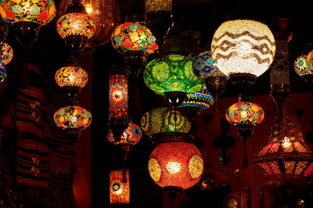 房间里镶嵌着彩色风格的玻璃灯笼。传统的土耳其彩灯、阿拉伯灯悬挂在屋顶上，可观赏室内景色。图片下载