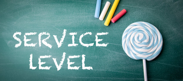 服务水平的概念。圆形的棒棒糖和彩色的粉笔在绿色的黑板上图片下载