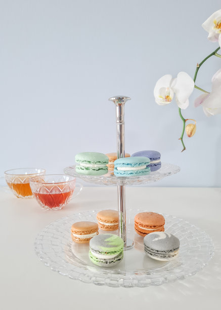 五彩缤纷的马卡龙和花茶下午茶集水晶器皿和清新优雅的兰花图片下载