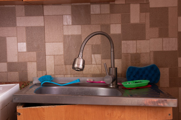 苏式公寓，厨房水槽在厨房，破碎的床头柜，厨房水槽和水龙头，公寓没有图片下载