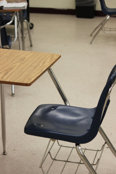 学校的桌子图片下载