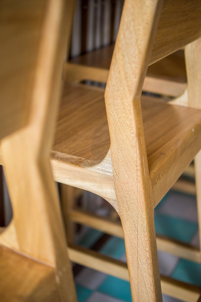 酒吧的凳子或长凳，有厚厚的意大利面地板，在后面的植被，酒吧和柜台酒吧。图片下载