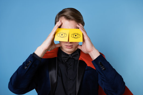 过度工作导致的睡眠问题。一个穿着西装，披着红色斗篷的超级英雄图片下载