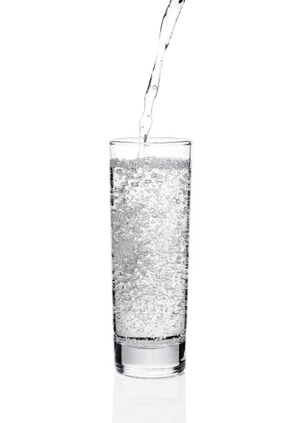 将水倒入有气泡的玻璃杯中图片下载
