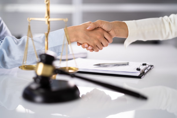 律师当事人在法庭上握手素材图片