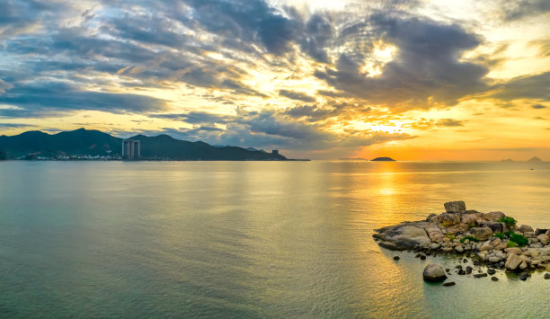 越南芽庄Hon Chong cape的日出景观图片下载