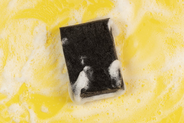 带有泡沫的黑色洗涤海绵。图片下载