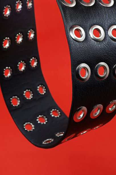 红色背景的皮带图片下载