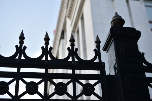 俄罗斯公园建筑的铁栅栏。篱笆上的铁钉。图片下载