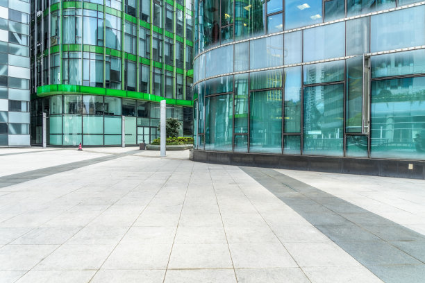 空砖地面，背景是现代建筑图片下载