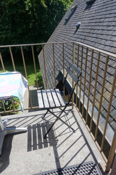 一张两人桌，在瓦屋顶房子的阳台露台上图片下载