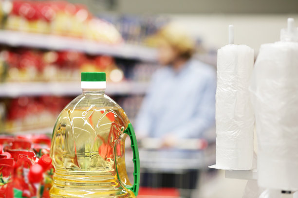 年轻人在超市购物，阅读商品信息图片下载