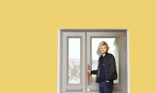 一个男人打开了她家的门。邀请客人图片下载