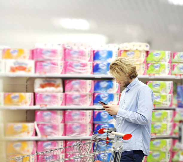 在超市购物。(洗衣粉,洗衣粉,洗发水,肥皂)图片下载