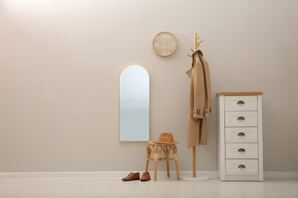 走廊内部有木制家具，靠近光墙。时尚配件图片下载