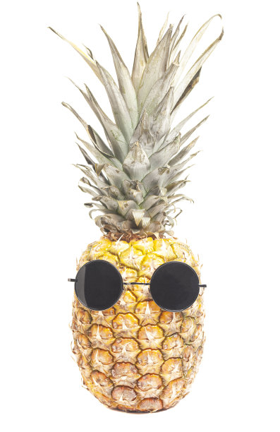 菠萝戴着墨镜。暑假假期假期饮食健康理念。图片下载