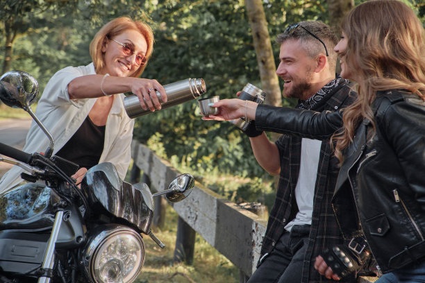 一群骑摩托车的朋友，骑着摩托车停在路边，一边玩一边喝茶图片下载