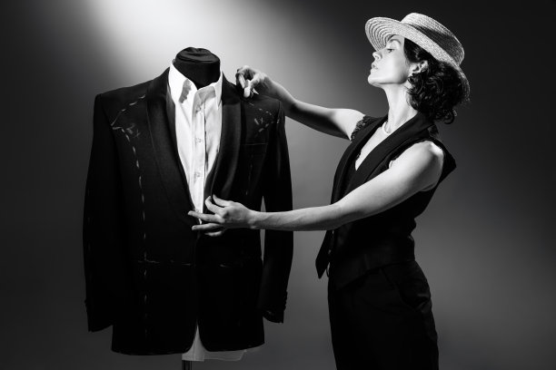 才华横溢的美女，时尚设计师的经典西装。人体模型设备。黑白摄影图片下载