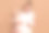 室内拍摄了一个震惊绝望的女人，她梳着发髻，穿着白色t恤，和女儿站在一起，拿着装满食物的锅，说着智能手机，尖叫，被隔离在棕色背景下。图片下载