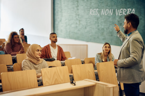 多种族的大学生在教室里听教授讲课。图片下载