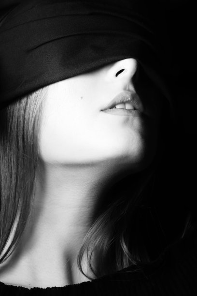 女人的脸部分覆盖黑色织物图片下载