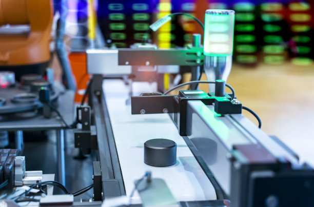工业机械机器人装配线上的换能器。智能工厂工业4.0概念。图片下载