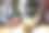 特写两个成熟的女人手拿果汁杯在桌子上。图片下载