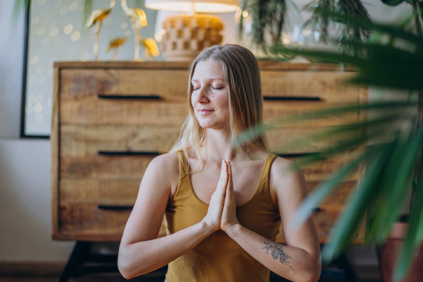 运动女性微笑冥想，莲花坐姿图片下载