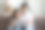 快乐的印度妈妈和快乐可爱的女孩分享笔记本电脑图片下载