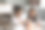 高兴兴奋的印度母亲和孩子把钱扔进储蓄罐图片下载