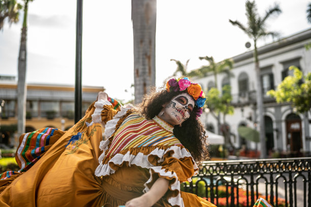 中年妇女跳舞庆祝亡灵节图片下载