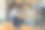 在线销售女企业主接收订单，并将产品与盒子运送给客户。网上中小企业经营理念。图片下载