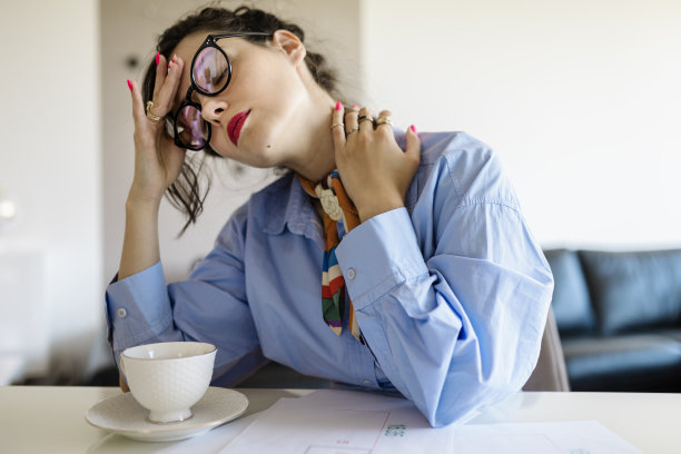 年轻的女商人在办公室头痛图片下载