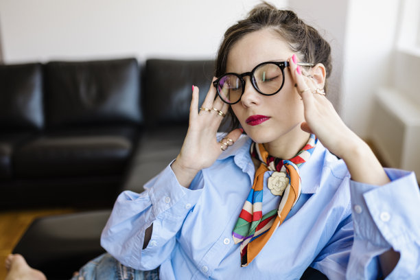 家庭内部头痛的年轻女子图片下载