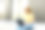 年轻的红发女人在城里用笔记本电脑工作图片下载