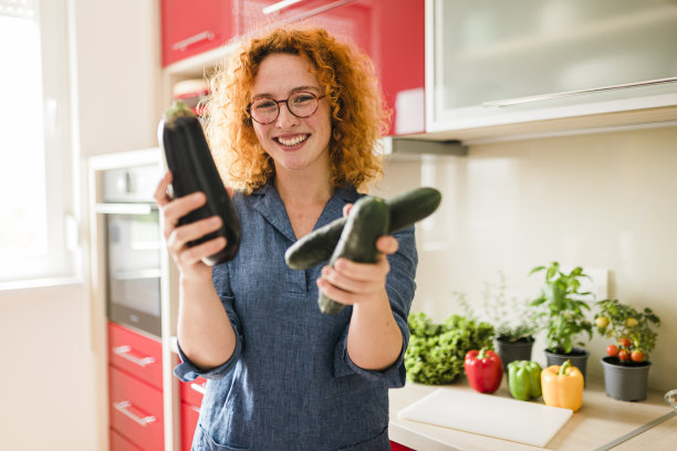 红厨房里快乐的姜女图片下载