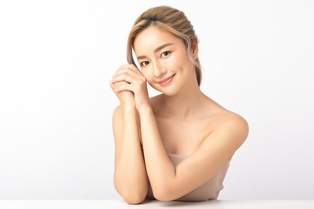 快乐美丽的年轻亚洲女性清洁新鲜裸露皮肤的概念。亚洲女孩美容面部护肤及健康养生，面部护理，完美肌肤，自然妆容。孤立在白色背景。图片下载