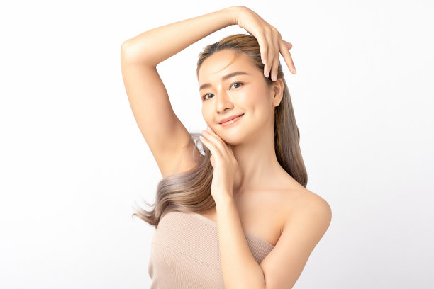 快乐美丽的年轻亚洲女性清洁新鲜裸露皮肤的概念。亚洲女孩美容面部护肤及健康养生，面部护理，完美肌肤，自然妆容。孤立在白色背景。图片下载