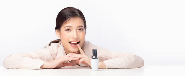 快乐美丽的年轻亚洲女性清洁新鲜裸露皮肤的概念。亚洲女孩美容面部护肤及健康养生，面部护理，完美肌肤，自然妆容。孤立在白色背景。图片下载